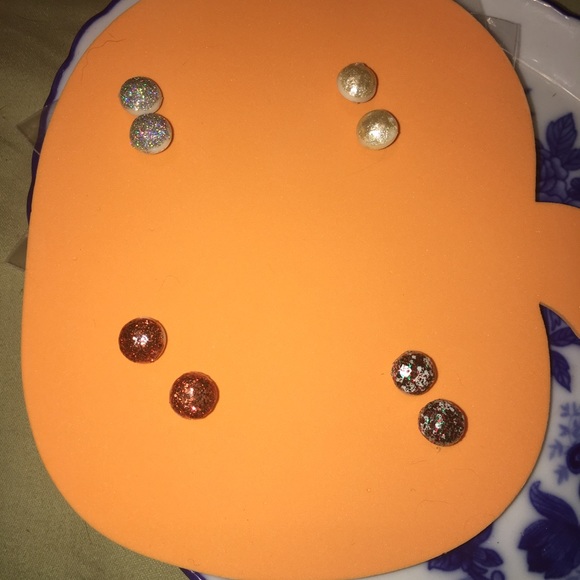 White sparkle button earrings - Picture 3 of 5